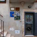 Damiano ci mostra ora un luogo ancora pi� intimo. Si trova esattamente al di sotto della stanza in cui siamo appena stati, ma per raggiungerlo usciamo all�esterno e facciamo il giro dell�isolato. Arriviamo cos� a una stretta porta in ferro... 